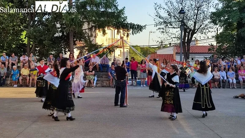 Actuación del grupo local de folclore de Monleras / CORRAL