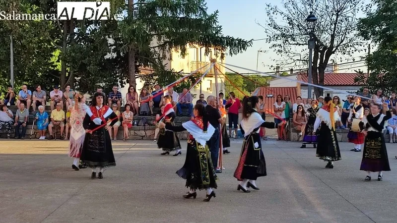 Actuación del grupo local de folclore de Monleras / CORRAL