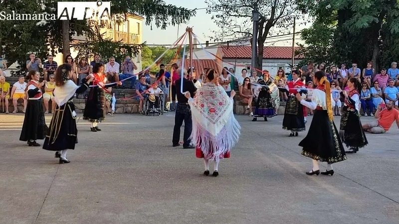 Actuación del grupo local de folclore de Monleras / CORRAL