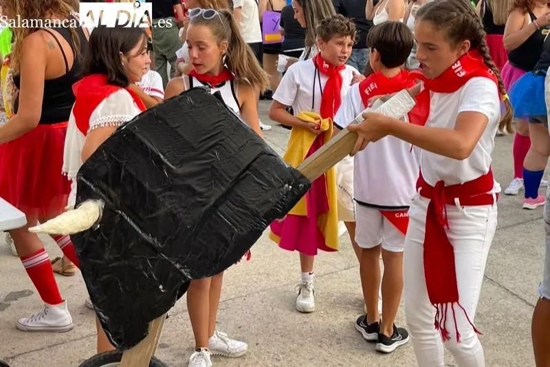 Las peñas de Cantalpino han dado la bienvenida a sus fiestas con un pasacalles