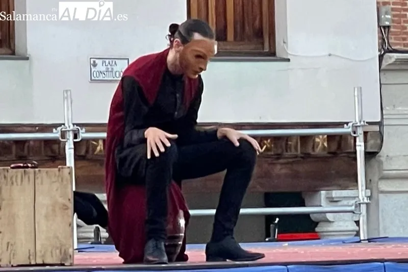 Arvine Danza llevaba a la Plaza de la Constitución su espectáculo Vinum  