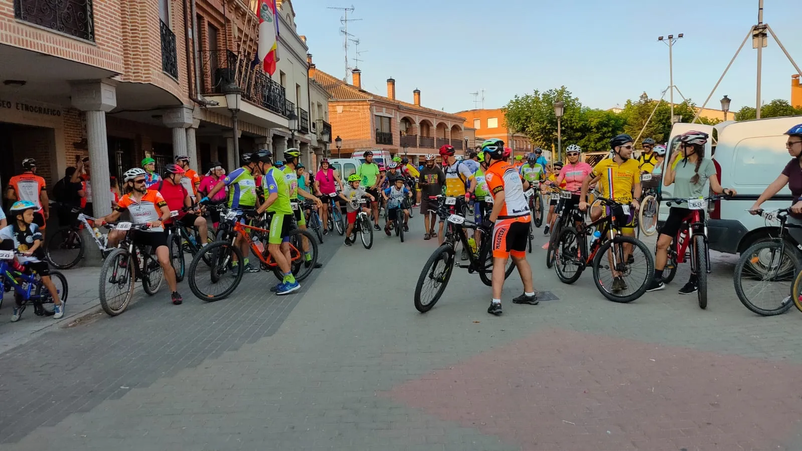 La IV Vuelta Ciclista a Macotera salía desde la Plaza Mayor