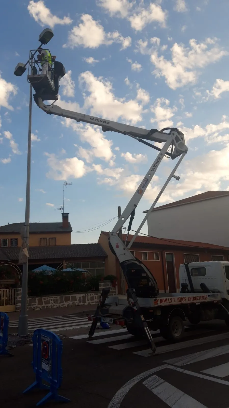 Foto 7 - Los integrantes del Programa 'Ecopintura Pe&ntilde;aranda' arrancan agosto con una acci&oacute;n centrada en el pintado de farolas