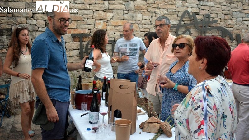 Los visitantes cataron los vinos que se presentaban en los distintos stands del recinto ferial