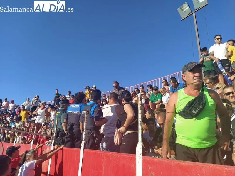 Imágenes de la actuación de agentes de la Policía Local y la Guardia Civil en la plaza de toros