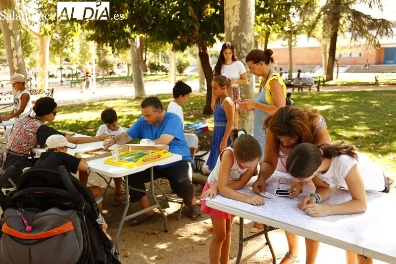 Juegos de mesa en el parque de La Alamedilla. Fotos: David Sañudo