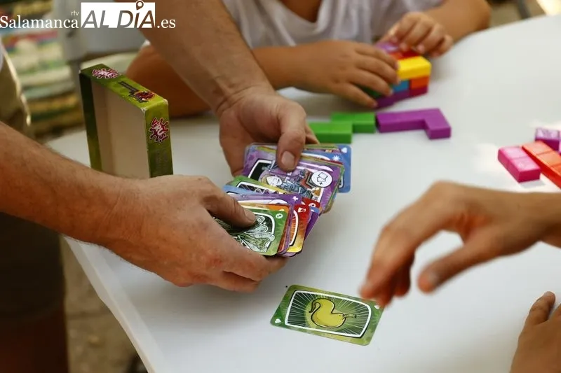 Juegos de mesa en el parque de La Alamedilla. Fotos: David Sañudo
