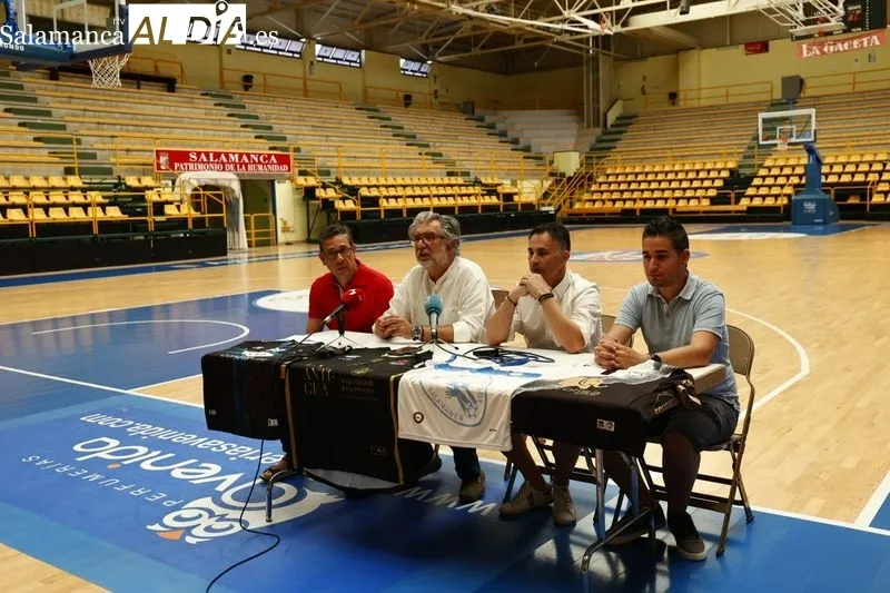 Representantes de todos los clubes posan con sus camisetas / Fotos: David Sañudo