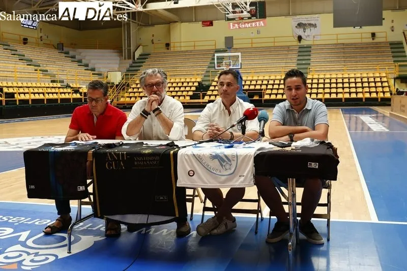 Representantes de todos los clubes posan con sus camisetas / Fotos: David Sañudo