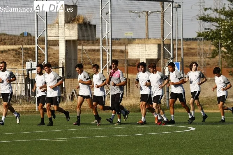 Foto 18 - Peli se viste de gala y luce los colores del Salamanca UDS en su primer entrenamiento