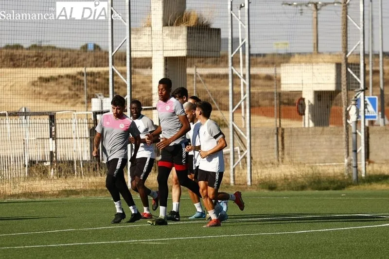 Foto 17 - Peli se viste de gala y luce los colores del Salamanca UDS en su primer entrenamiento