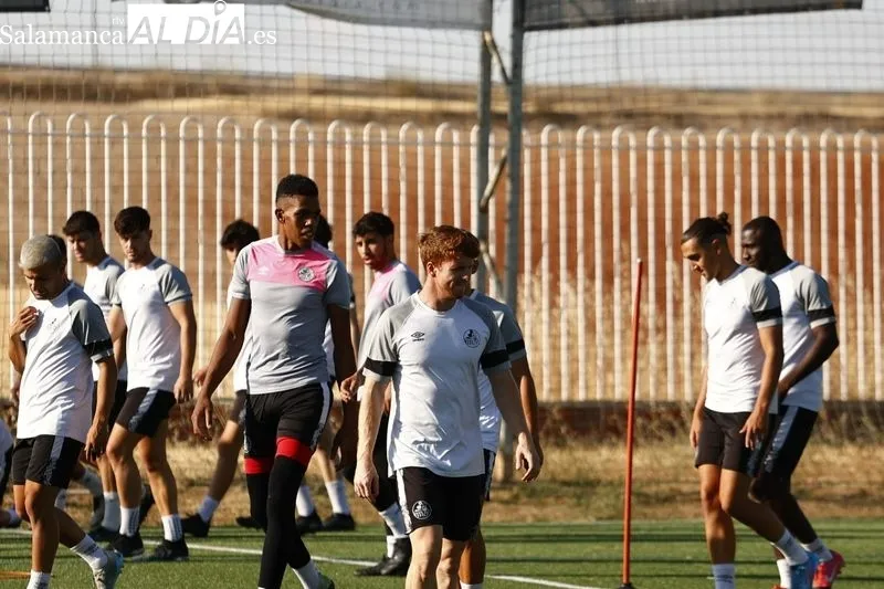 Foto 16 - Peli se viste de gala y luce los colores del Salamanca UDS en su primer entrenamiento