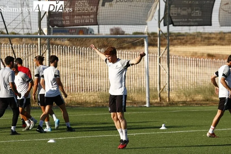Foto 15 - Peli se viste de gala y luce los colores del Salamanca UDS en su primer entrenamiento