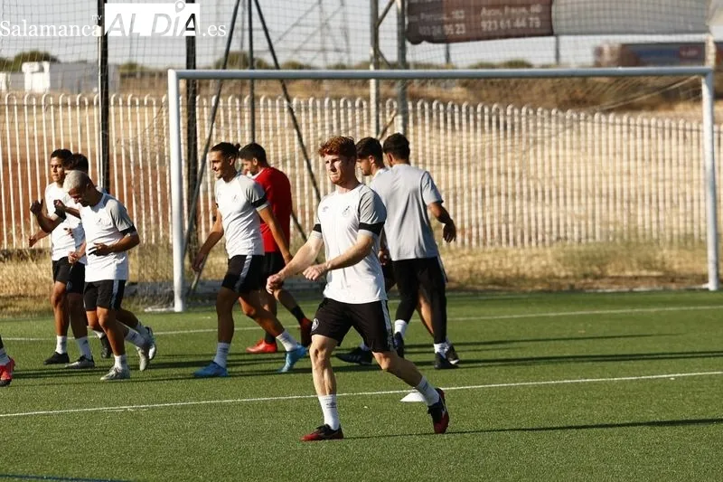 Foto 14 - Peli se viste de gala y luce los colores del Salamanca UDS en su primer entrenamiento