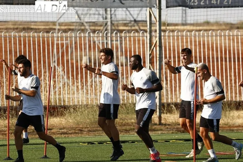 Foto 13 - Peli se viste de gala y luce los colores del Salamanca UDS en su primer entrenamiento