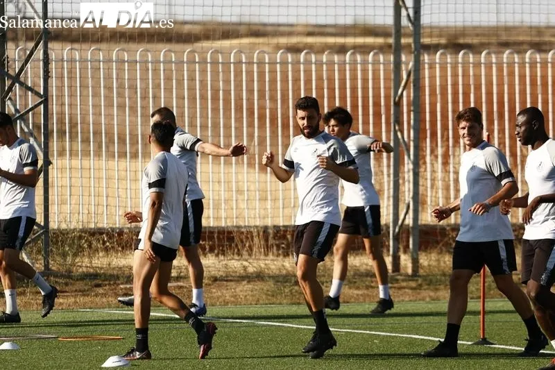 Foto 12 - Peli se viste de gala y luce los colores del Salamanca UDS en su primer entrenamiento