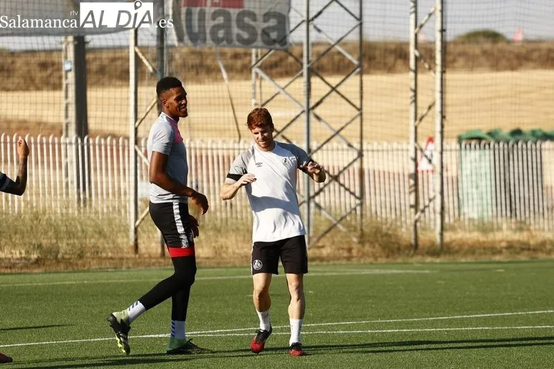 Foto 11 - Peli se viste de gala y luce los colores del Salamanca UDS en su primer entrenamiento