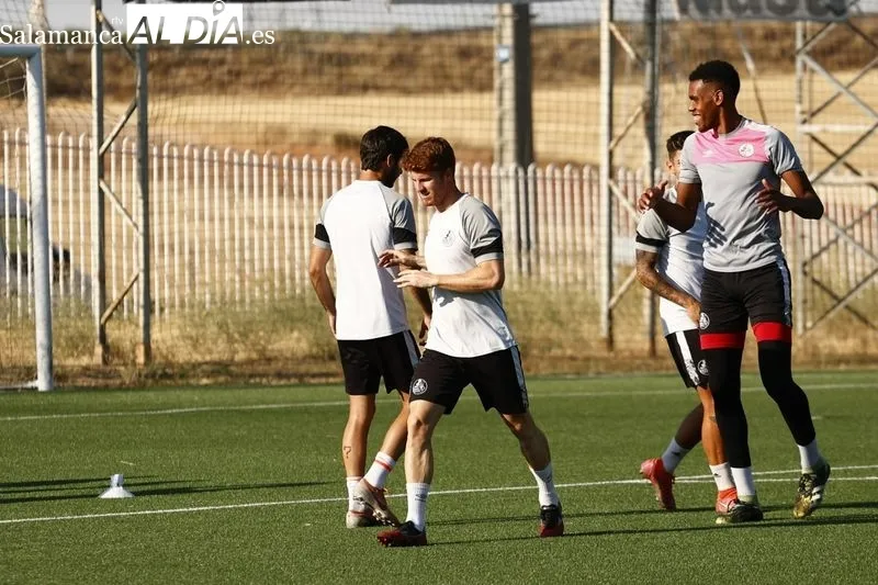 Foto 10 - Peli se viste de gala y luce los colores del Salamanca UDS en su primer entrenamiento