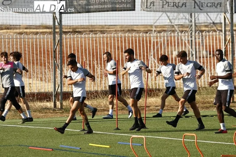 Foto 8 - Peli se viste de gala y luce los colores del Salamanca UDS en su primer entrenamiento