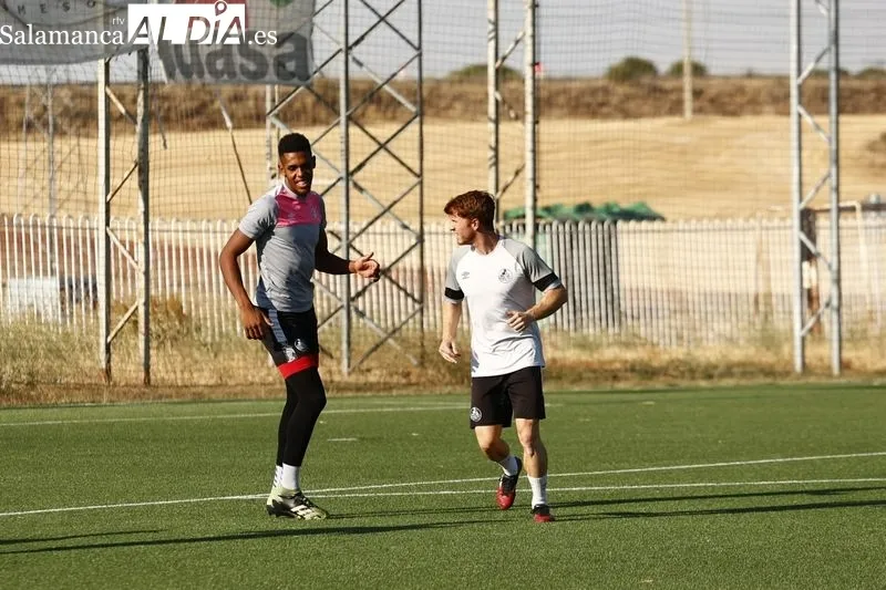 Foto 7 - Peli se viste de gala y luce los colores del Salamanca UDS en su primer entrenamiento