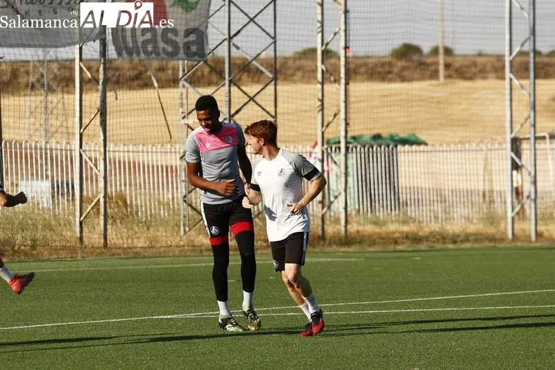 Foto 6 - Peli se viste de gala y luce los colores del Salamanca UDS en su primer entrenamiento