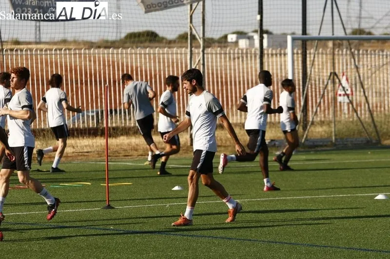 Foto 4 - Peli se viste de gala y luce los colores del Salamanca UDS en su primer entrenamiento