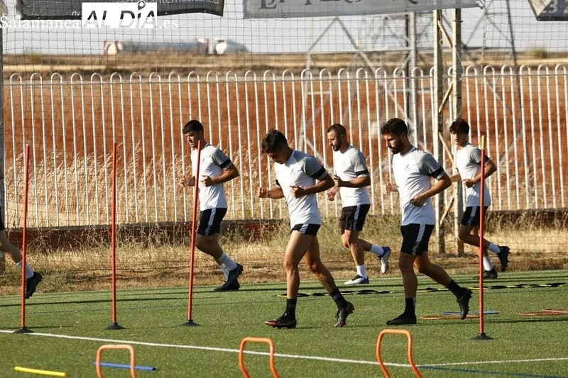 Foto 3 - Peli se viste de gala y luce los colores del Salamanca UDS en su primer entrenamiento