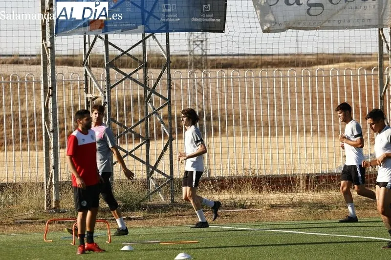 Foto 2 - Peli se viste de gala y luce los colores del Salamanca UDS en su primer entrenamiento