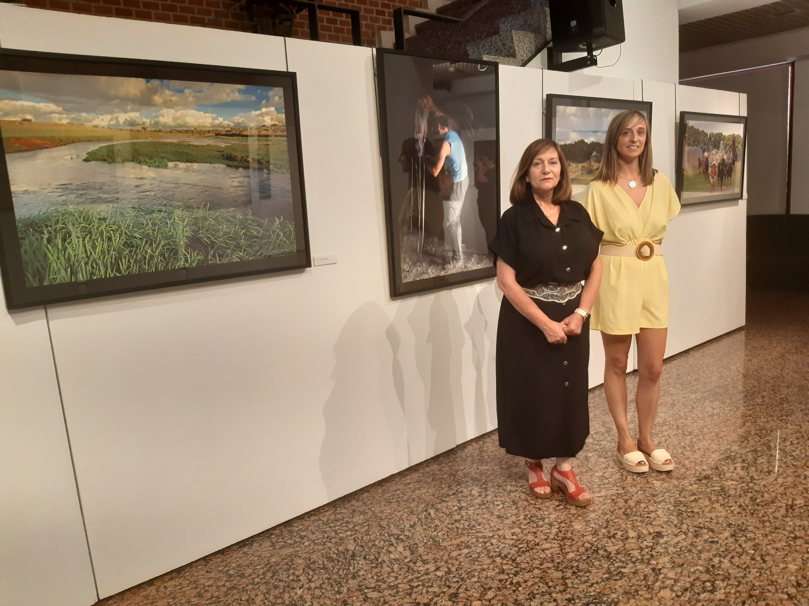 La alcaldesa Carmen Ávila y la concejal de Cultura, Fátima Manzano, inauguraban la exposición 'Los brazos de la dehesa' en el CDS
