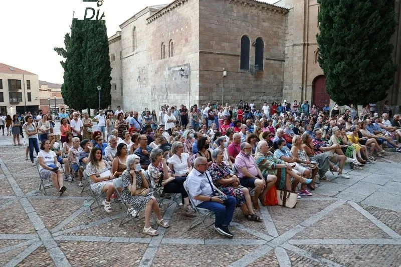El Patio Chico ha acogido este viernes la última función de la obra 'Elio', de Intrussión Teatro