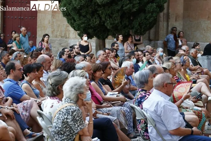 El Patio Chico ha acogido este viernes la última función de la obra 'Elio', de Intrussión Teatro