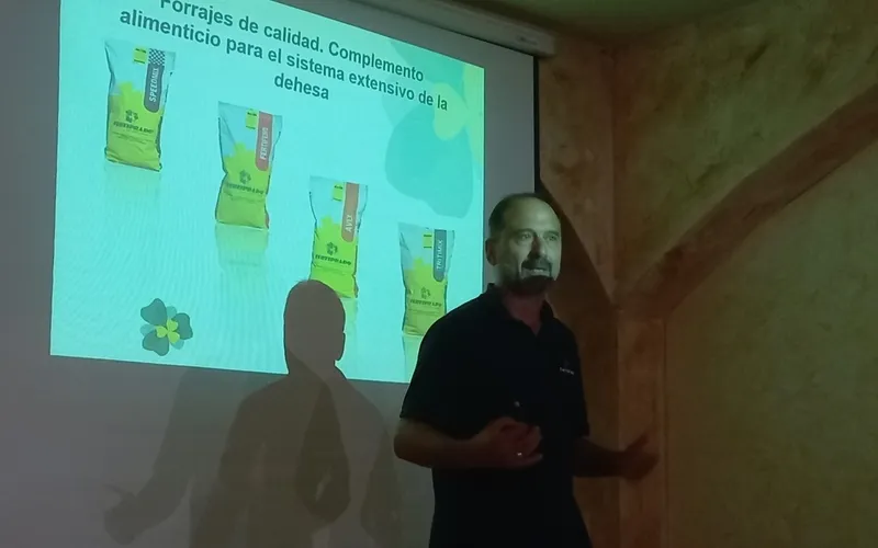 A la charla, impartida en el Complejo Hostelero El Quijote, asistieron ganaderos de la zona 