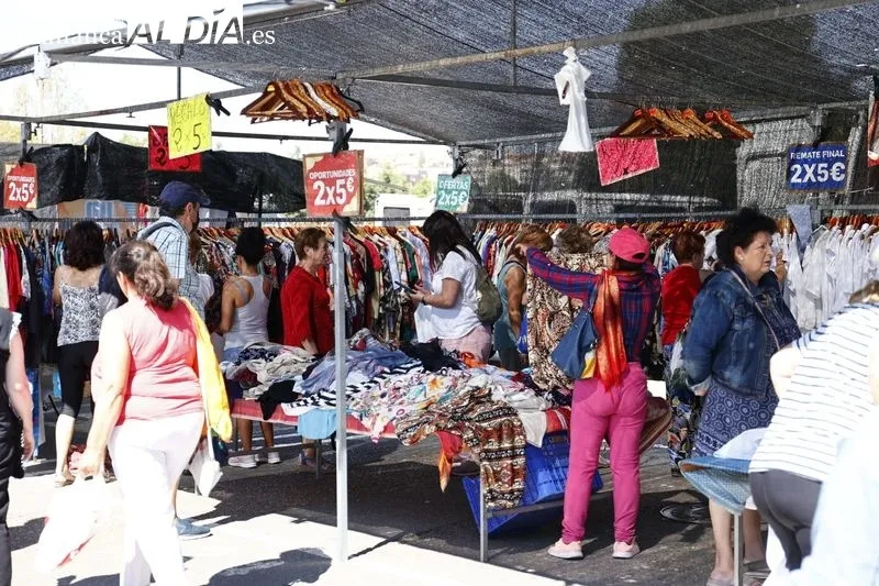 Imágenes del Rastro de La Aldehuela esta mañana de domingo