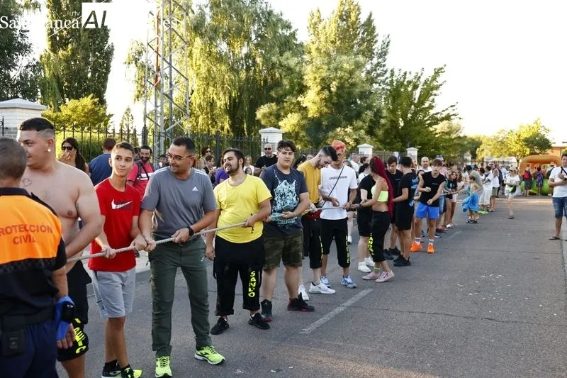 Los vecinos de Carbajosa se divierten con el 'Soga tira', el pasacalles y la sangría popular