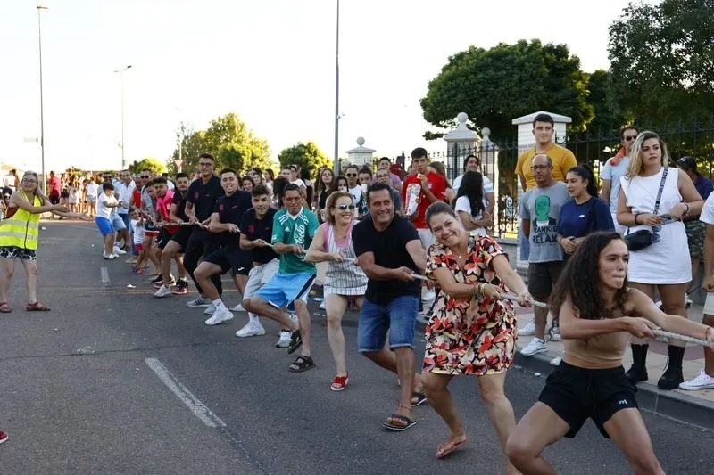 Los vecinos de Carbajosa se divierten con el 'Soga tira', el pasacalles y la sangría popular