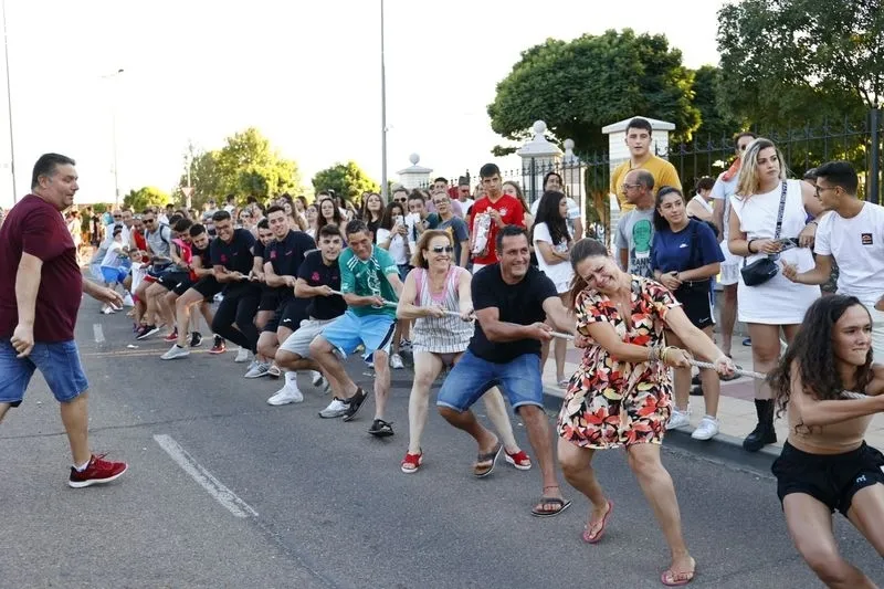 Los vecinos de Carbajosa se divierten con el 'Soga tira', el pasacalles y la sangría popular