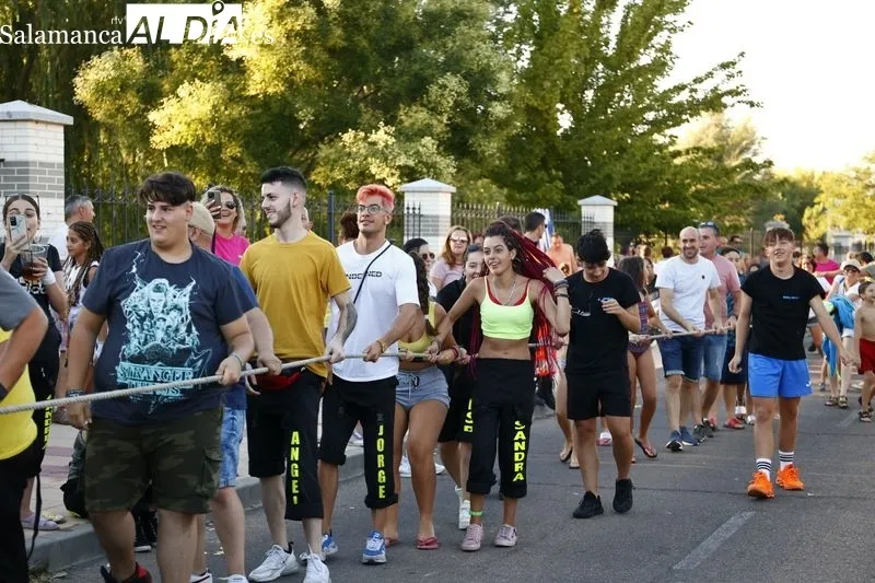 Los vecinos de Carbajosa se divierten con el 'Soga tira', el pasacalles y la sangría popular