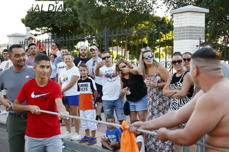 Los vecinos de Carbajosa se divierten con el 'Soga tira', el pasacalles y la sangría popular