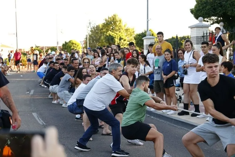 Los vecinos de Carbajosa se divierten con el 'Soga tira', el pasacalles y la sangría popular