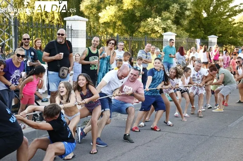 Los vecinos de Carbajosa se divierten con el 'Soga tira', el pasacalles y la sangría popular