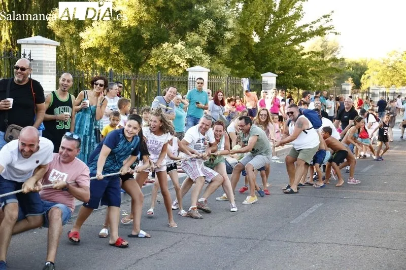 Los vecinos de Carbajosa se divierten con el 'Soga tira', el pasacalles y la sangría popular