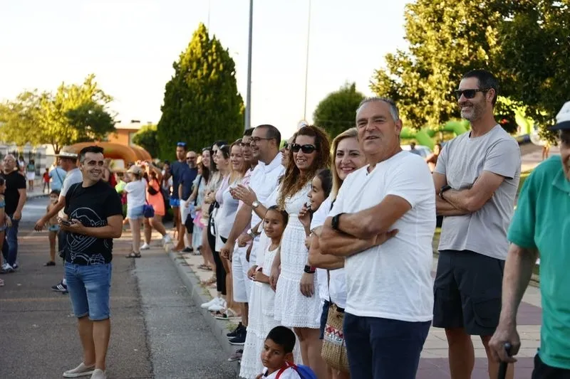 Los vecinos de Carbajosa se divierten con el 'Soga tira', el pasacalles y la sangría popular