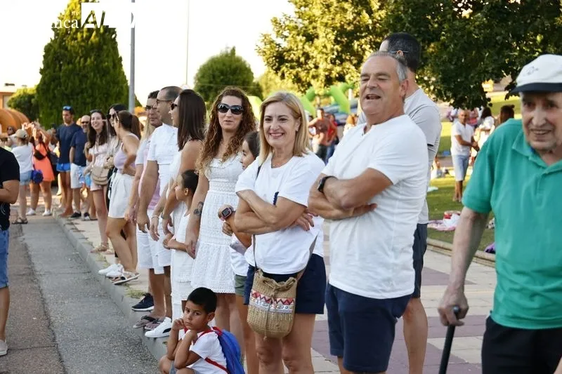 Los vecinos de Carbajosa se divierten con el 'Soga tira', el pasacalles y la sangría popular