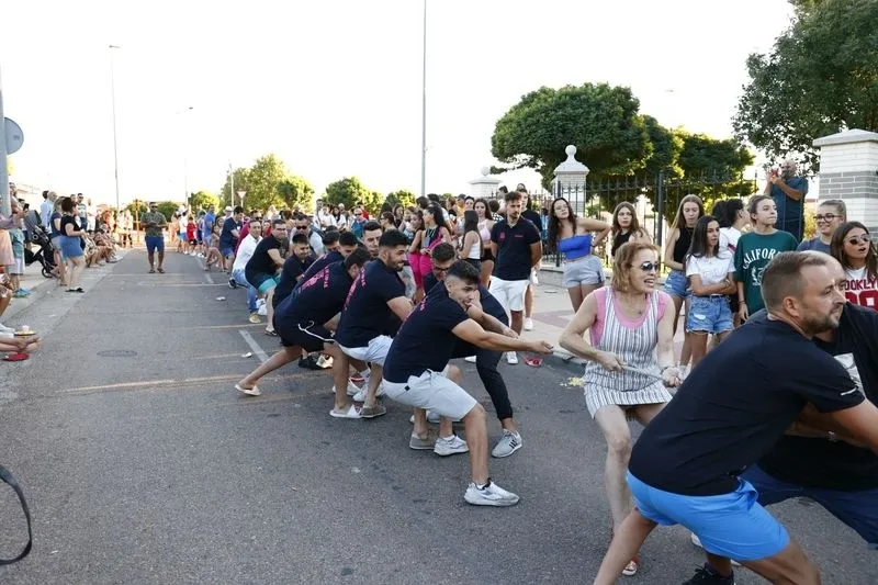 Los vecinos de Carbajosa se divierten con el 'Soga tira', el pasacalles y la sangría popular