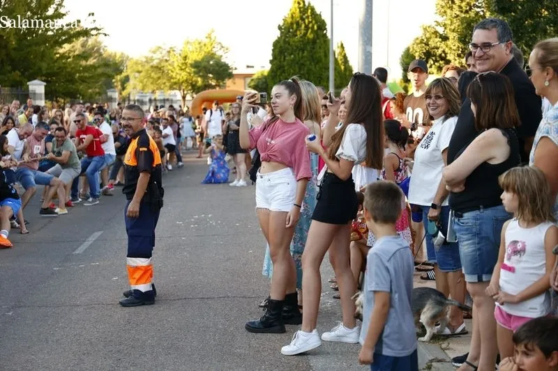 Los vecinos de Carbajosa se divierten con el 'Soga tira', el pasacalles y la sangría popular