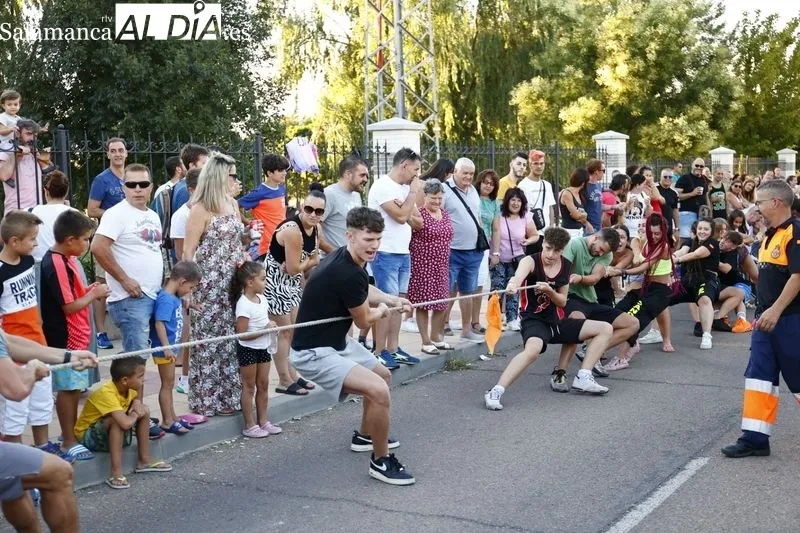 Los vecinos de Carbajosa se divierten con el 'Soga tira', el pasacalles y la sangría popular