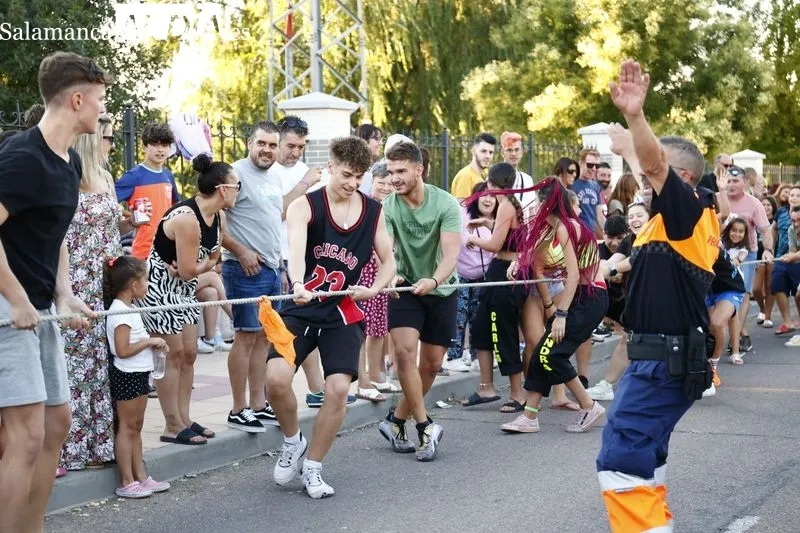 Los vecinos de Carbajosa se divierten con el 'Soga tira', el pasacalles y la sangría popular