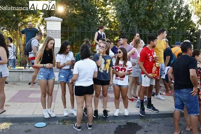 Los vecinos de Carbajosa se divierten con el 'Soga tira', el pasacalles y la sangría popular