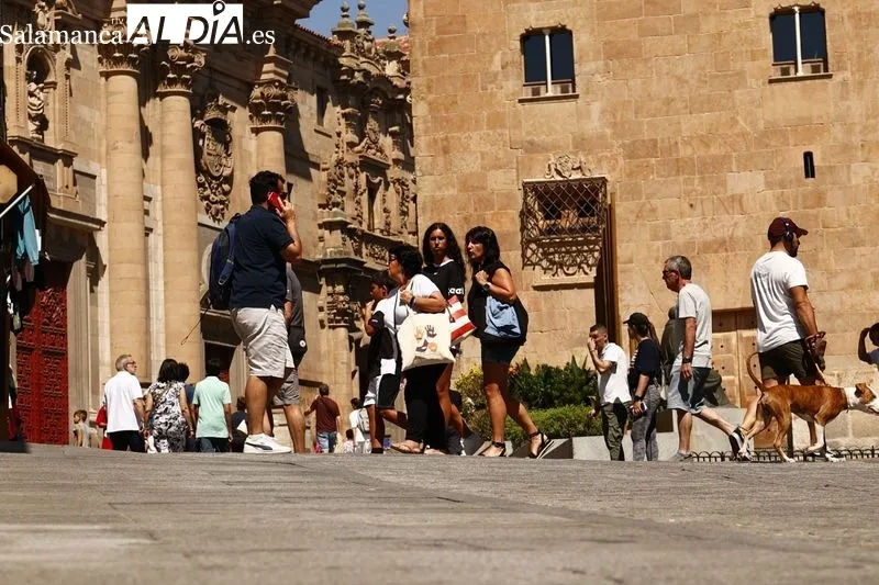 Buen ambiente en el centro de Salamanca en la mañana de este lunes festivo