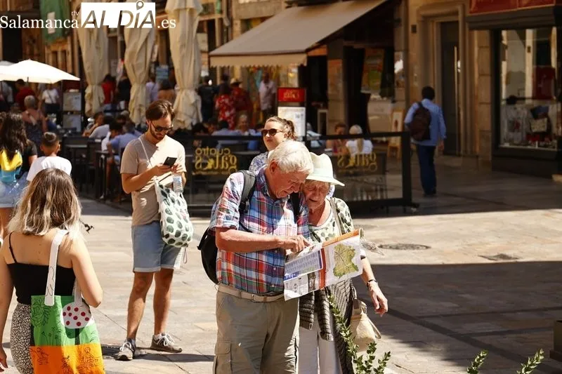 Buen ambiente en el centro de Salamanca en la mañana de este lunes festivo